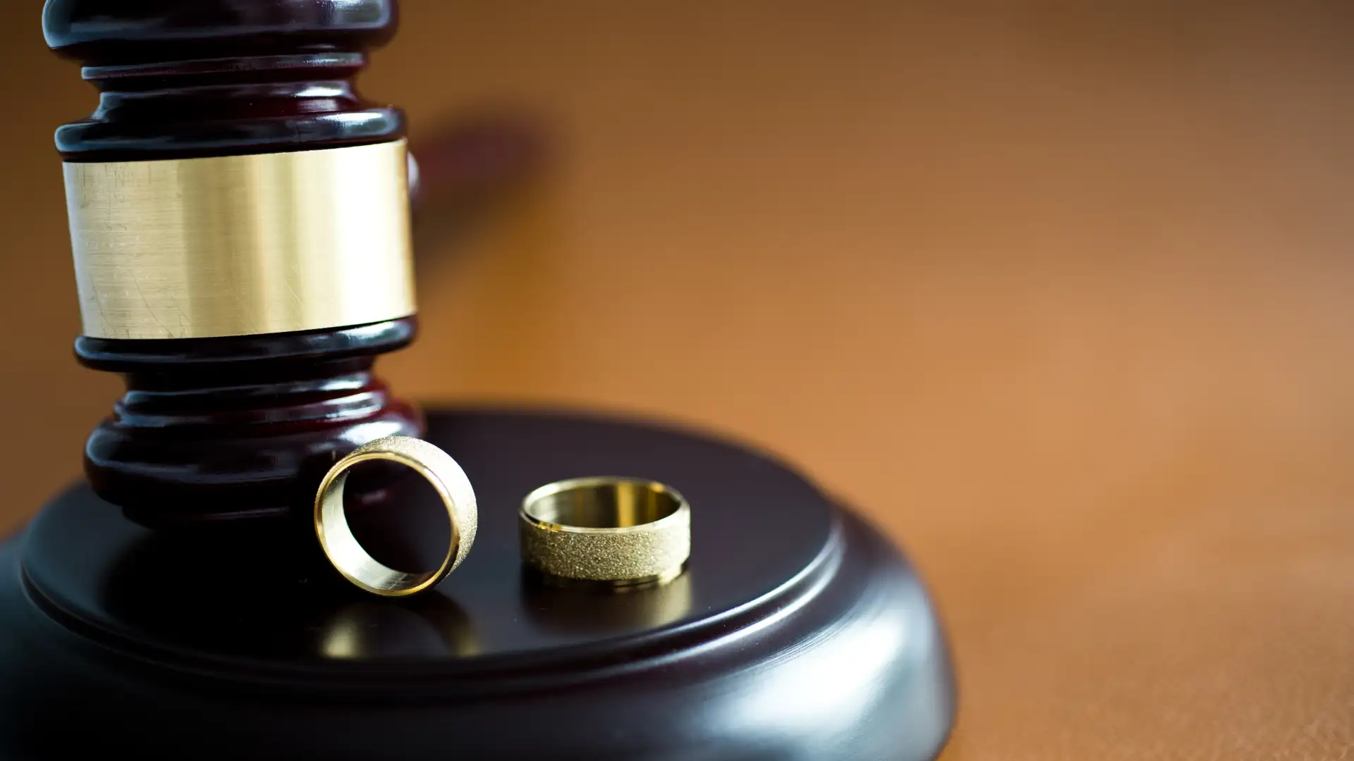Gavel and wedding rings, symbolizing divorce proceedings